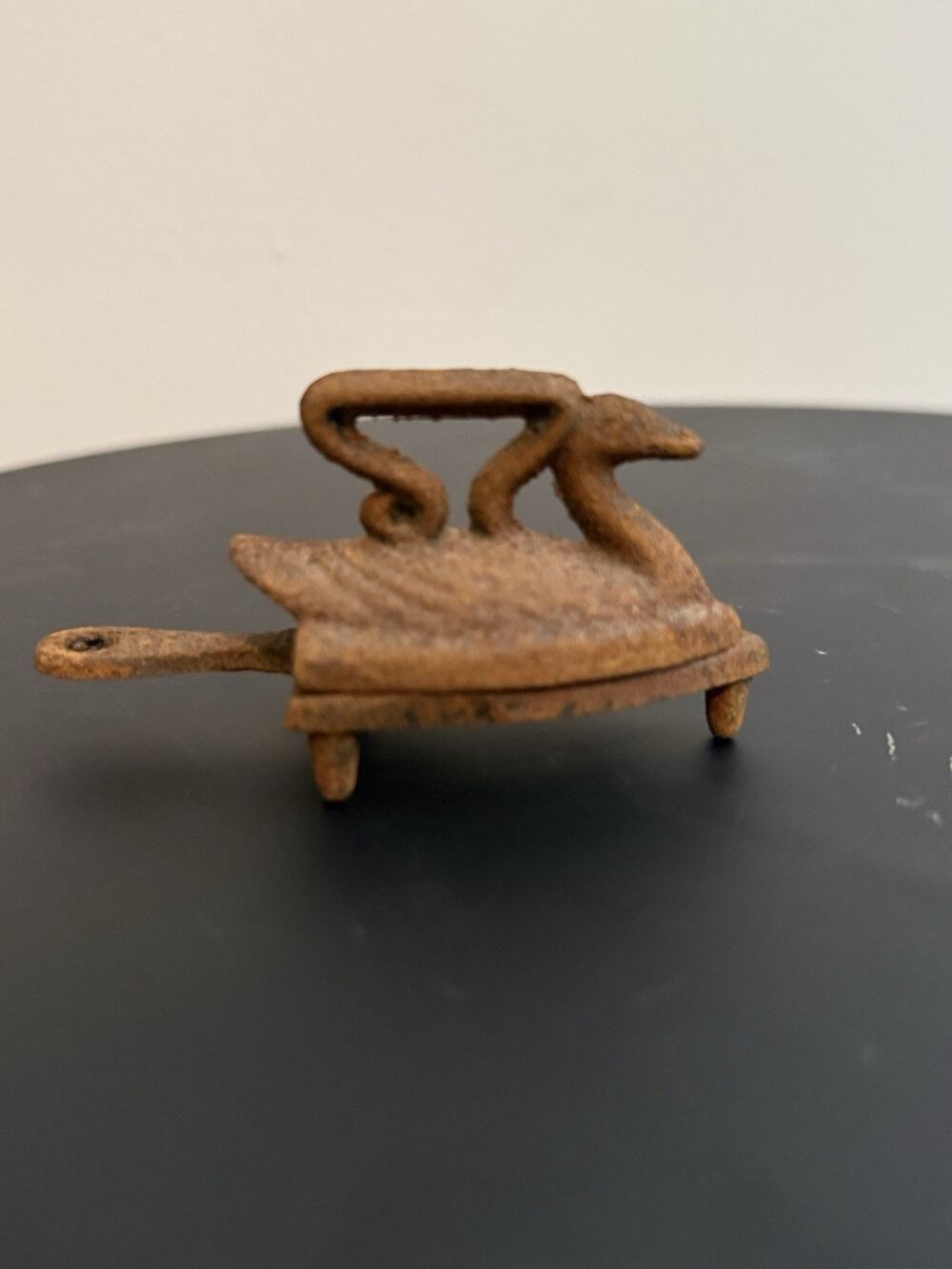RUSTY ANTIQUE MINIATURE SWAN FIGURAL CAST IRON SAD IRON WITH TRIVET